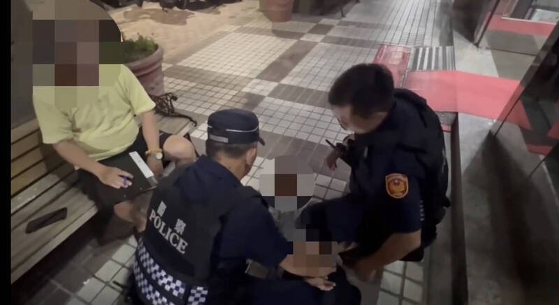 高雄警方智擒刘姓车手,查获276万赃款,被害人(左一)见状吓一跳。(民众提供) 高雄警方智擒刘姓车手,查获276万赃款,被害人(左一)见状吓一跳。(民众提供)