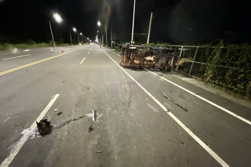 46岁赵姓男子驾驶的货车翻覆在台南台江大道路旁。(民众提供) 46岁赵姓男子驾驶的货车翻覆在台南台江大道路旁。(民众提供)