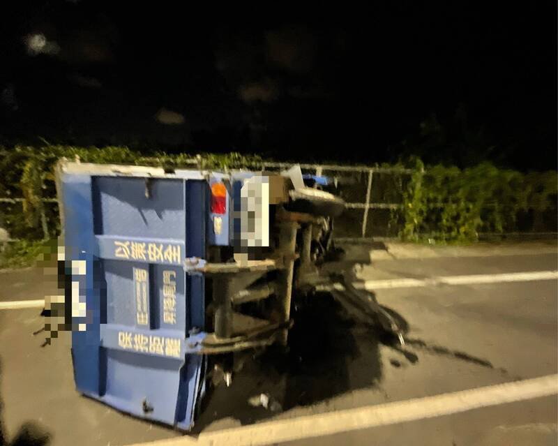 46岁赵姓男子驾驶的货车翻覆在台南台江大道路旁。(民众提供) 46岁赵姓男子驾驶的货车翻覆在台南台江大道路旁。(民众提供)