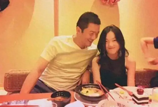 李亚鹏父女罕见同框！李嫣回国近照大变样