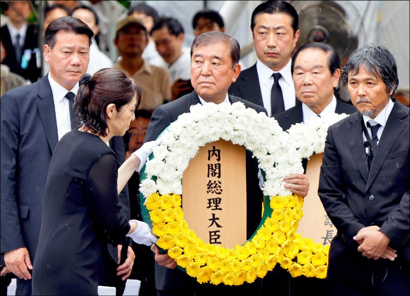 日本首相石破茂九日出席長崎原爆八十週年和平祈念儀式，向原爆罹難者獻花致意，表達哀悼。（歐新社）
