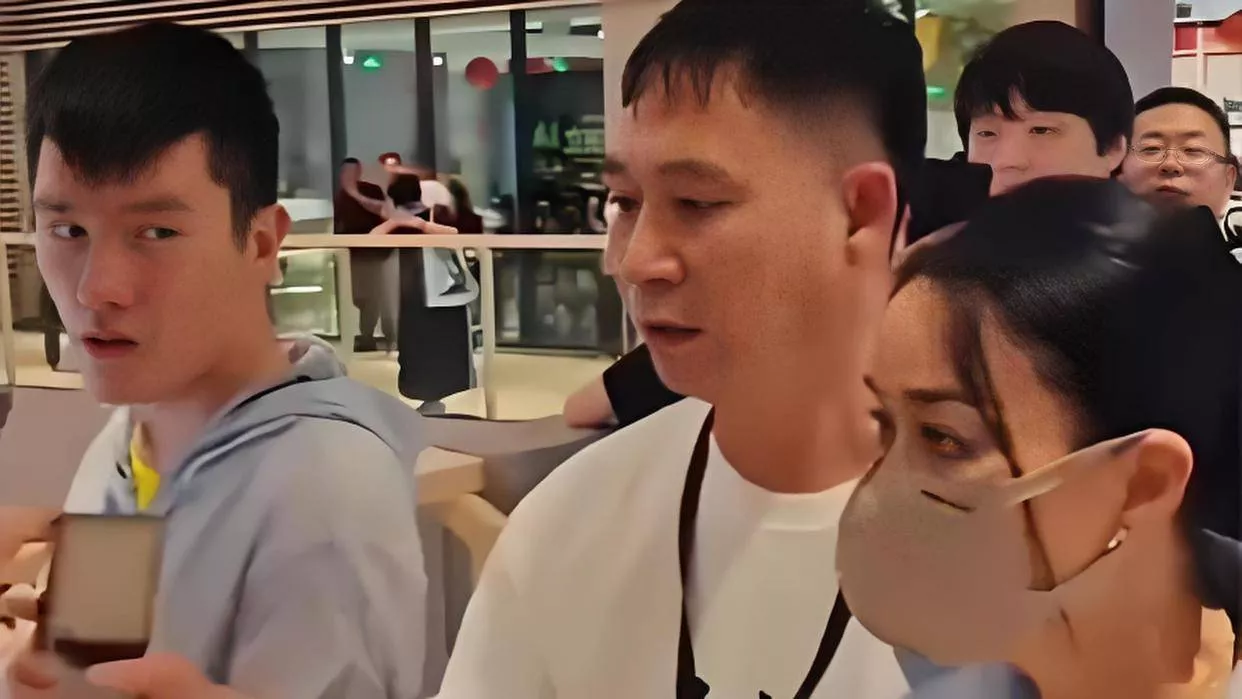 那英被粉丝挤到角落，怒喊：别碰我
