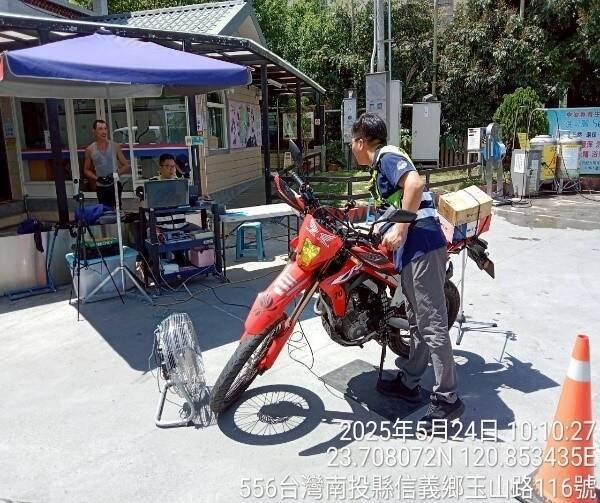 南投县环保局检测机车排气噪音,超过标准将处1800元以上、3600元以下罚锾。(南投县环保局提供) 南投县环保局检测机车排气噪音,超过标准将处1800元以上、3600元以下罚锾。(南投县环保局提供)