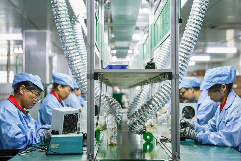 视频曝学生“打螺丝”：9块钱1小时 接受不了往前走…