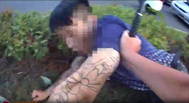 警方将杨男制伏。(记者徐圣伦翻摄) 警方将杨男制伏。(记者徐圣伦翻摄)