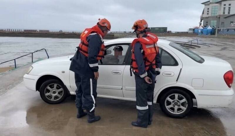 海巡署呼吁台风期间避免观浪及从事水域活动,违法进入台风警戒区者将迳行开立举发单。(记者姚岳宏翻摄) 海巡署呼吁台风期间避免观浪及从事水域活动,违法进入台风警戒区者将迳行开立举发单。(记者姚岳宏翻摄)