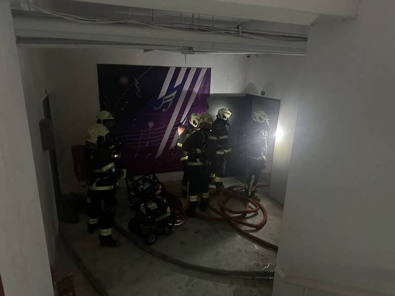 新店高中地下室机房起火,消防人员进入射水灌救。(记者陆运锋翻摄) 新店高中地下室机房起火,消防人员进入射水灌救。(记者陆运锋翻摄)