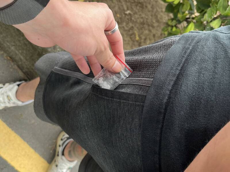 警方在万男车内起出恺他命、丧尸烟弹、伪造车牌及笑气钢瓶等违禁物品。(记者李容萍翻摄) 警方在万男车内起出恺他命、丧尸烟弹、伪造车牌及笑气钢瓶等违禁物品。(记者李容萍翻摄)