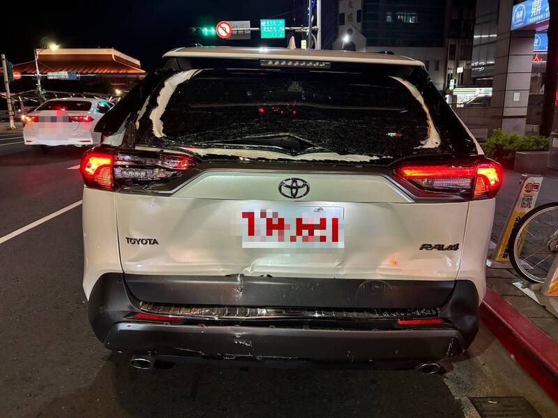 多元计车后方受损。(记者刘庆侯翻摄) 多元计车后方受损。(记者刘庆侯翻摄)