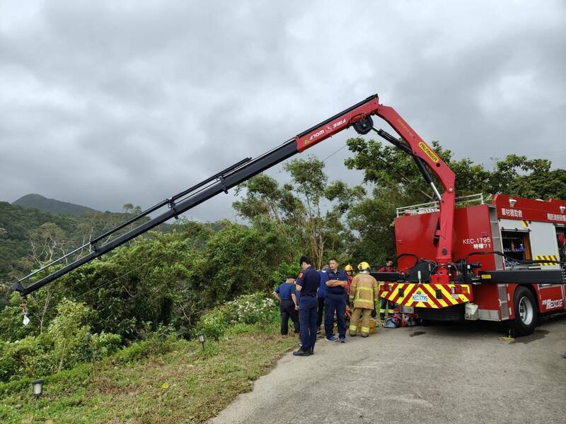 宜兰警消救援驾车坠谷的王姓女驾驶。(民众提供) 宜兰警消救援驾车坠谷的王姓女驾驶。(民众提供)