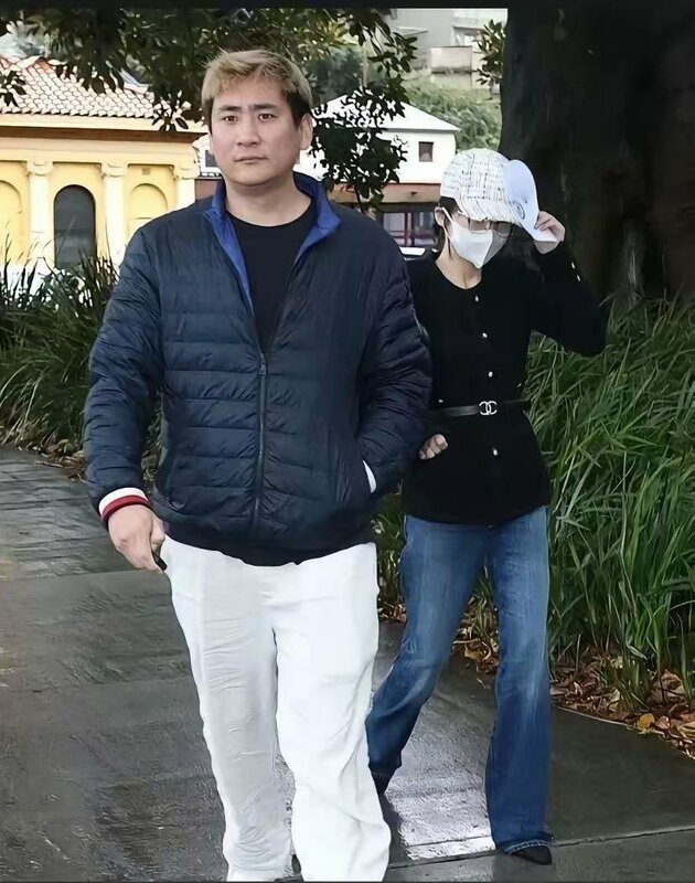 许多网友对杨兰兰的身分感到好奇，质疑杨兰兰车祸事件可能揭示了中国权贵榨取纳税人金钱，让子女在海外逍遥快活的真实。图为接受保镳护卫的杨兰兰。   图：翻摄自 @cuichenghao7 X 帐号