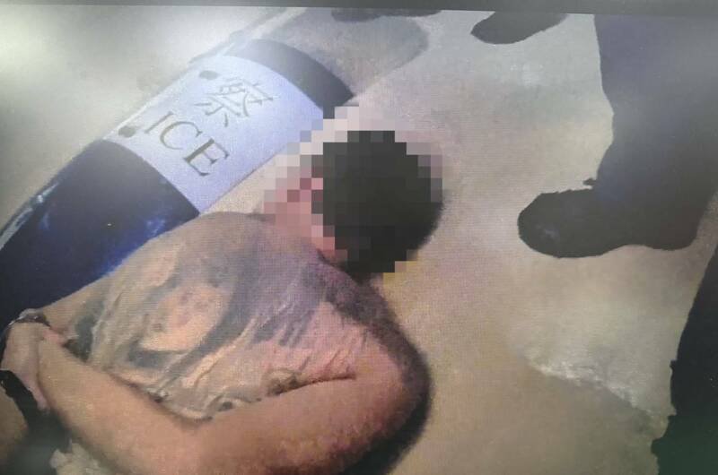 蔡男遭警方压制。(警方提供) 蔡男遭警方压制。(警方提供)