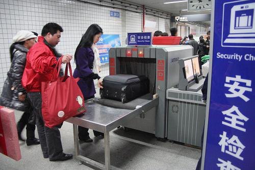 内地地铁安检已成民众生活一部分。 （新华网）