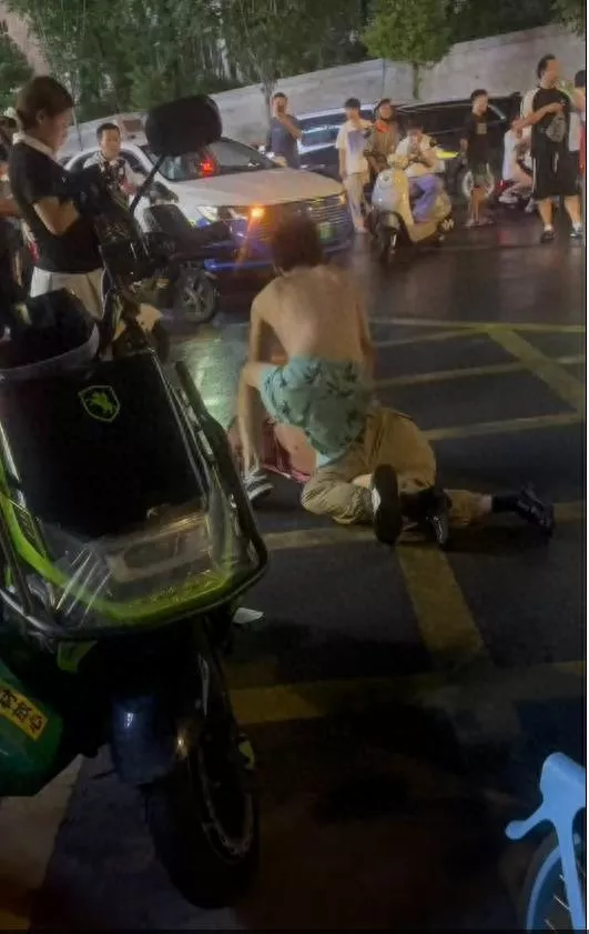 醉酒男子疑因车费起争执，凌晨当街殴打出租车司机