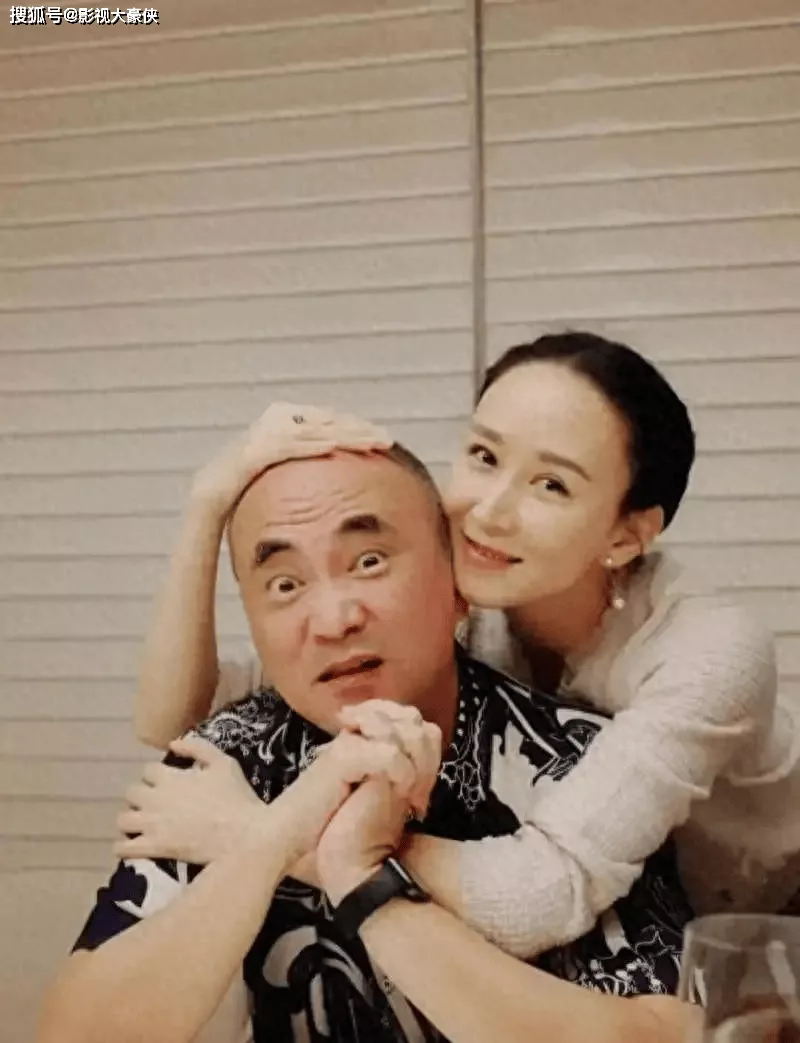 胡静晒吃金箔牛排，四人吃了3000多