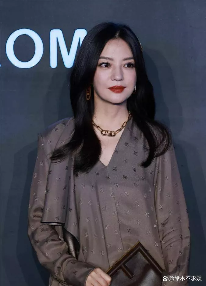 曝赵薇哥哥已二婚，带一双儿女和家人度假