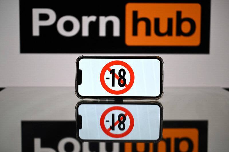 英國最受歡迎的成人網站Pornhub，在7月底開始實施的網路安全法要求驗證使用者年齡後，兩週內流量驟降47% 。（法新社檔案照）