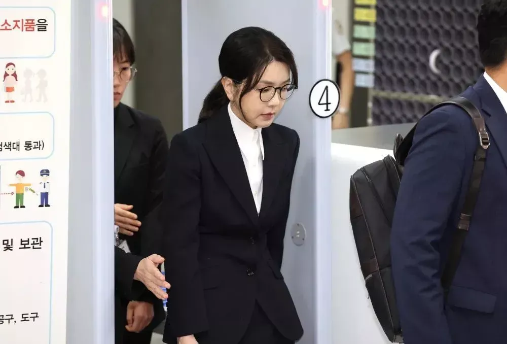 韩国前第一夫人金建希出庭受审，念了句中国古诗