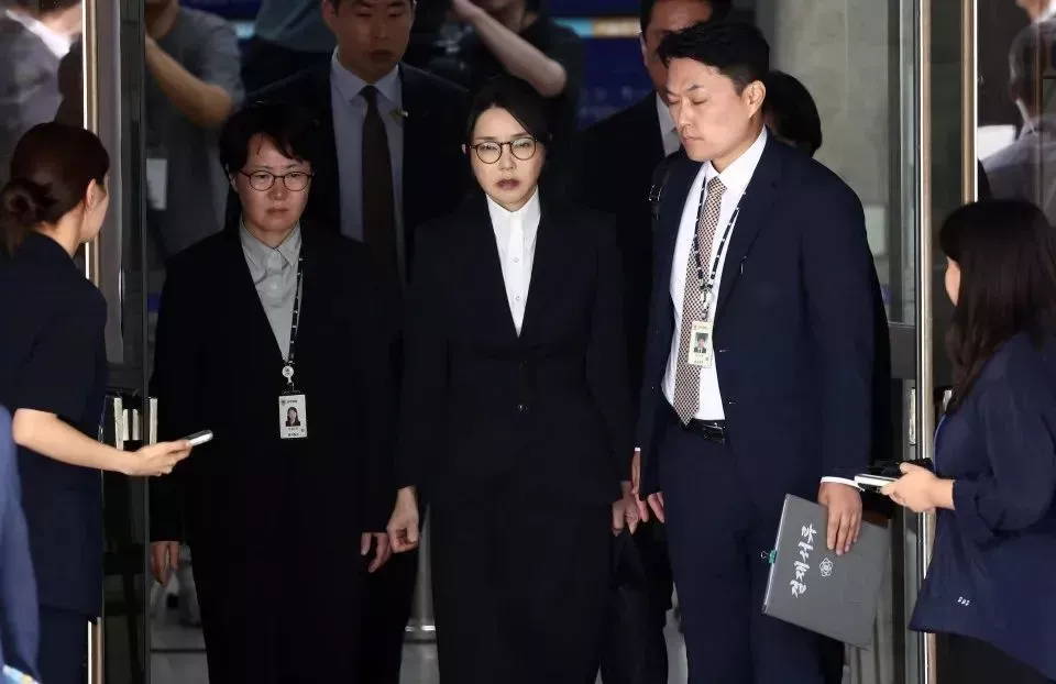 8月12日在韩国首尔中央地方法院拍摄的韩国前总统尹锡悦妻子金建希（中）。新华社/纽西斯通讯社