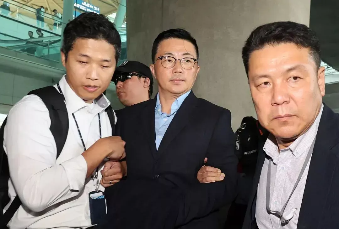 ▲8月12日，金艺成（中）在仁川国际机场被特别检察官小组逮捕并带走 图据视觉中国