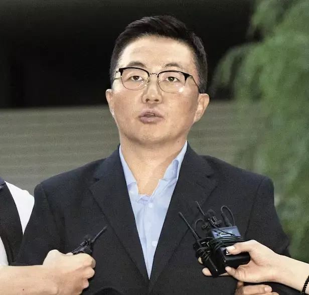 ▲12日下午，金艺成被押送至特检组办公室