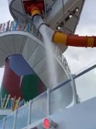 皇家加勒比（Royal Caribbean）旗下最新旗艦郵輪「海洋圖騰號」的滑水道發生意外。（圖／翻攝自X）