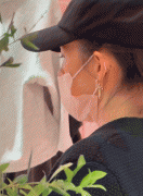 章子怡带女儿购物被偶遇！眼尖网友发现她有白头发了