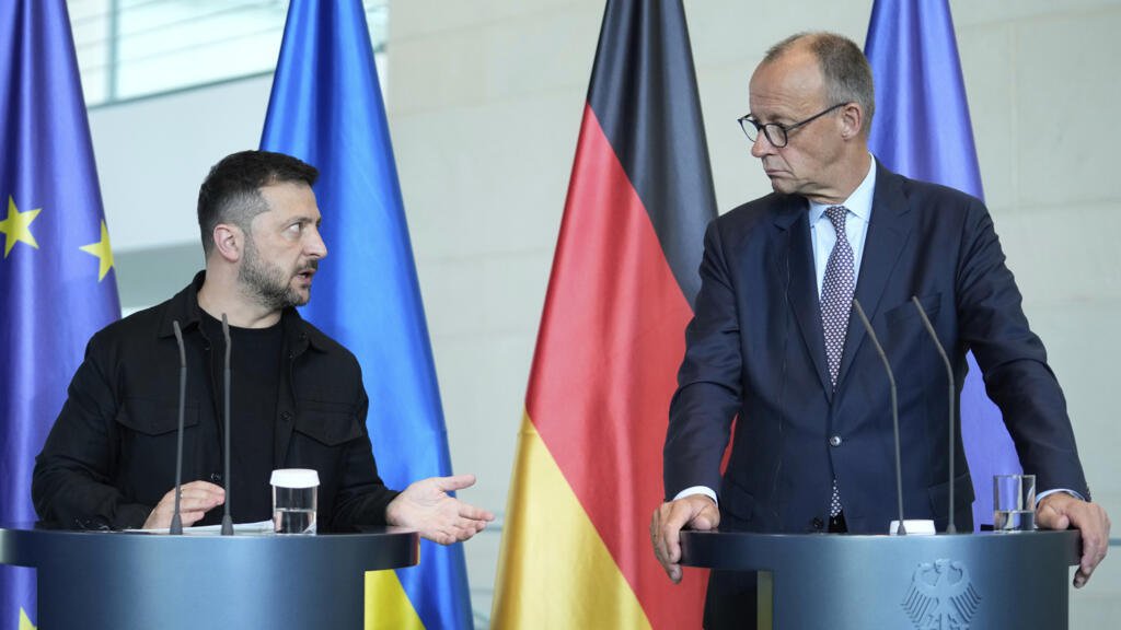 Le chancelier allemand Friedrich Merz et le président ukrainien Volodymyr Zelensky lors d'une conférence de presse à l'issue de discussions avec les dirigeants européens et américains à Berlin, en Allemagne, le 13 août 2025.