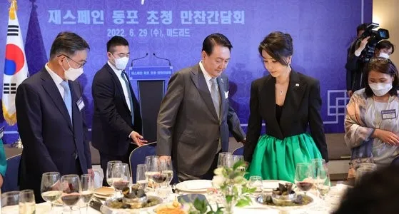 金建希声称穿廉价裙出席晚宴，被指其实是Prada高价服装。 图为当时韩国总统府发布的新闻照。 翻摄韩国《中央日报》