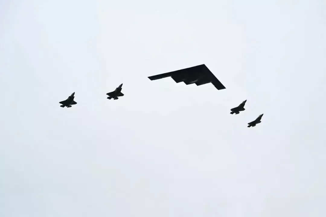 ·“普特会”期间,一架B-2隐身轰炸机和四架F-35隐身战斗机在空中进行飞行表演。