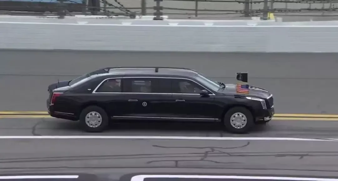 ·普京和特朗普乘坐“野兽”前往谈判地点。(视频截图)