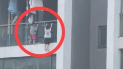2童13楼阳台外悬空吊单杠 邻居急坏 画面惊悚