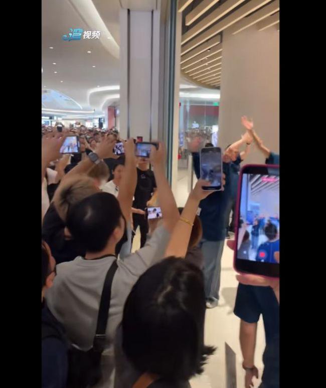 苹果中国又开一店 有人专程飞来排队26小时抢001