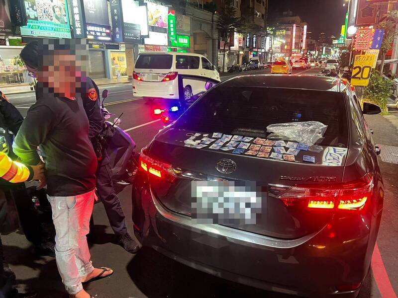 警方当场逮捕林姓毒犯带回侦办。(警方提供) 警方当场逮捕林姓毒犯带回侦办。(警方提供)