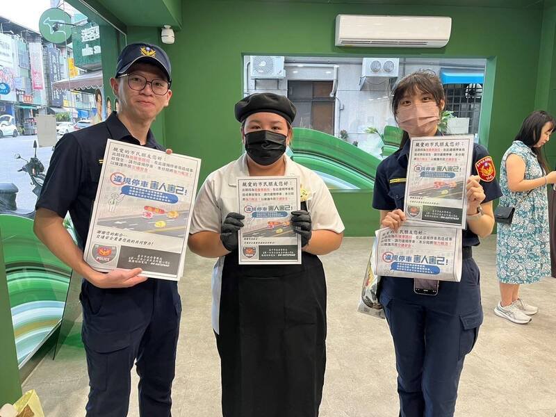 警方到勤美商圈宣导。(警方提供) 警方到勤美商圈宣导。(警方提供)