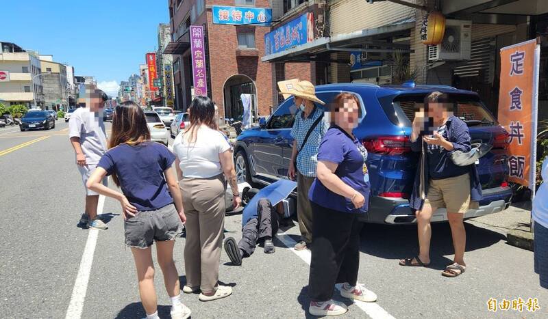 头城镇青云路今天中午发生机车相撞,路人目击车祸陆续停下脚步,上前关心骑士的伤势。(图由读者提供) 头城镇青云路今天中午发生机车相撞,路人目击车祸陆续停下脚步,上前关心骑士的伤势。(图由读者提供)