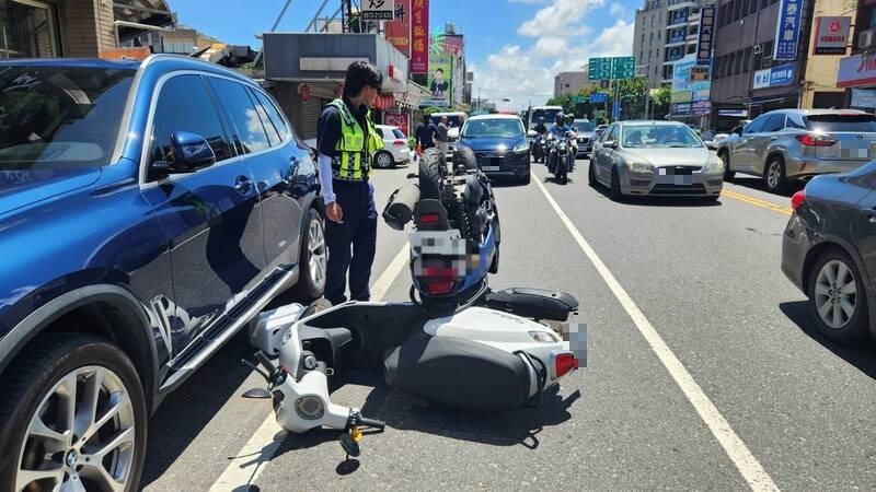头城镇青云路今天中午发生机车相撞,警方获报后到场处理。(图由读者提供) 头城镇青云路今天中午发生机车相撞,警方获报后到场处理。(图由读者提供)