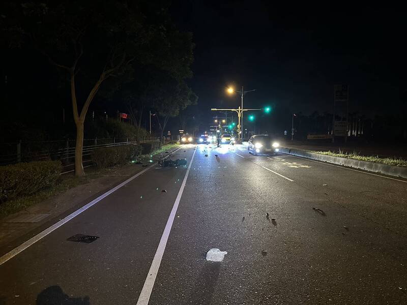 花莲凤林镇台九线与平和路口发生一起严重车祸,62岁吴姓男子骑微型电动二轮车,直接闯红灯跨越台九线的车道左转进入台九线,遭台九线上从北往南行驶的直行汽车撞上(民众提供) 花莲凤林镇台九线与平和路口发生一起严重车祸,62岁吴姓男子骑微型电动二轮车,直接闯红灯跨越台九线的车道左转进入台九线,遭台九线上从北往南行驶的直行汽车撞上(民众提供)