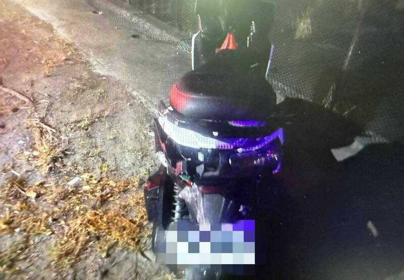 庄姓骑士昨天深夜骑车行经龙井区中华路1段,王姓男子开车从路边起步撞上,庄男摔车送医不治。(图由民众提供) 庄姓骑士昨天深夜骑车行经龙井区中华路1段,王姓男子开车从路边起步撞上,庄男摔车送医不治。(图由民众提供)