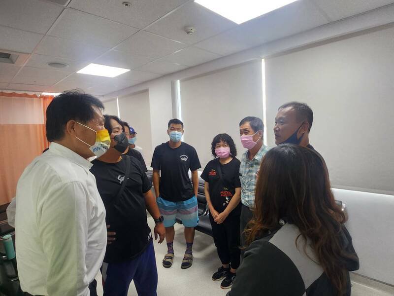 南市体育局长陈良干探视伤者并慰问家属。(台南市府提供) 南市体育局长陈良干探视伤者并慰问家属。(台南市府提供)
