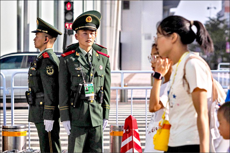今年是二次世界大战终结80周年，中共9月3日将在北京举办《抗战胜利80周年》大阅兵。 图为中国武警于阅兵彩排前，在北京王府井大街站岗。 （路透）