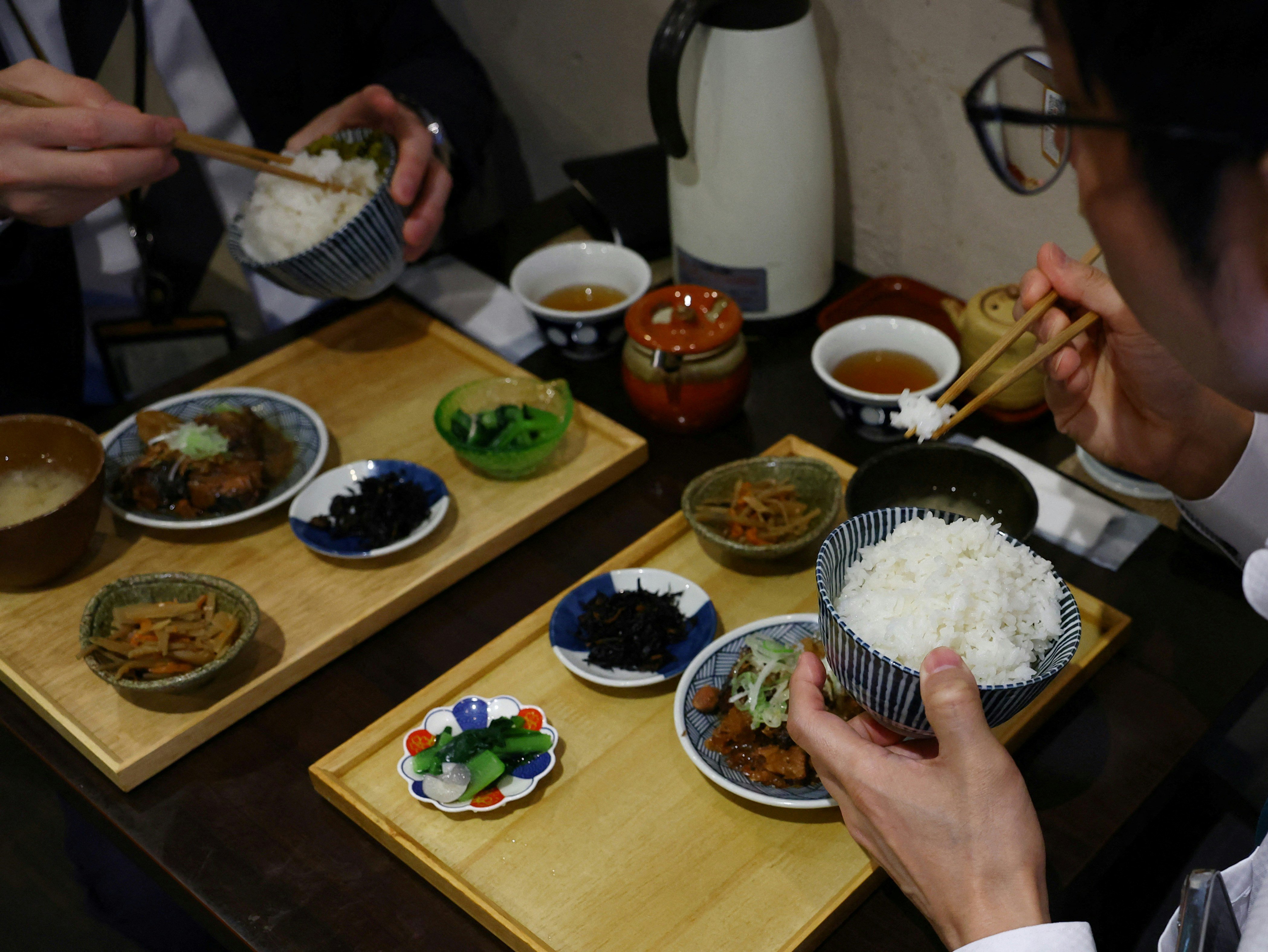 2025年4月14日，日本民眾在東京的一間餐廳 Shokudou Arata 享用美國加州出產的Calrose 米飯和配菜。（Reuers）