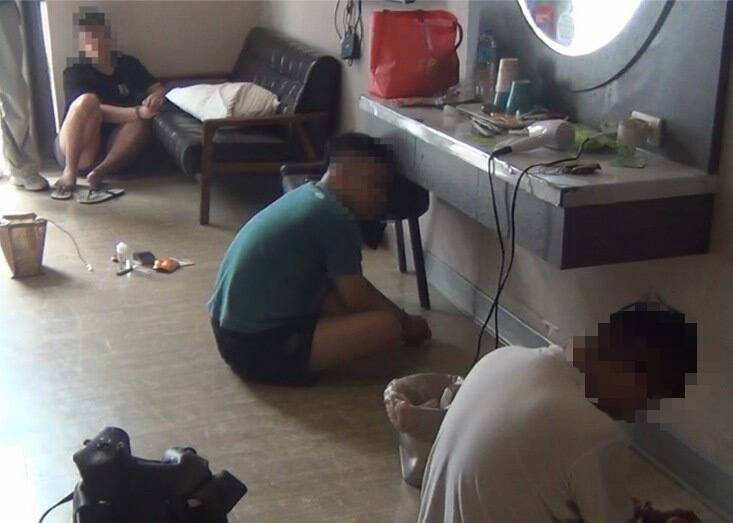 警方在汽车旅馆逮捕租赁公司员工。(记者徐圣伦翻摄) 警方在汽车旅馆逮捕租赁公司员工。(记者徐圣伦翻摄)