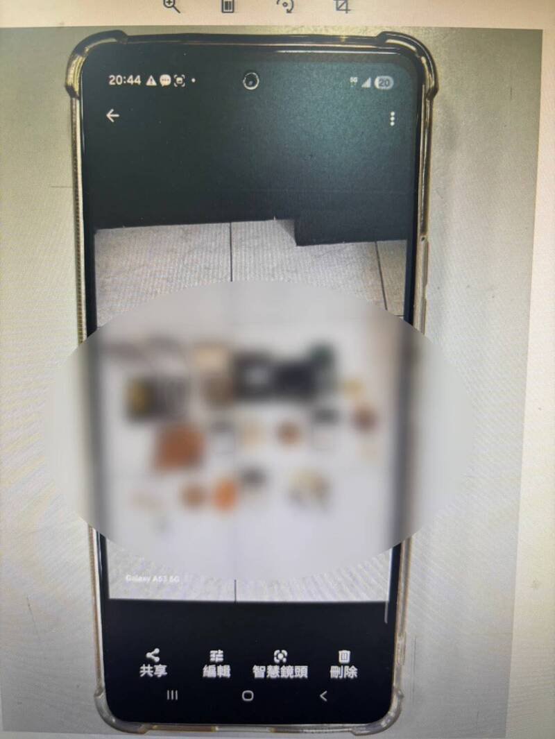 自称吴柏宽的假警察,要黄姓女子摆拍家中约值百万元的黄金。(民众提供) 自称吴柏宽的假警察,要黄姓女子摆拍家中约值百万元的黄金。(民众提供)