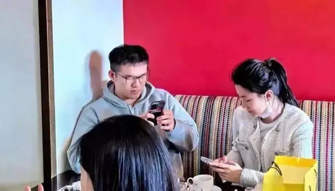 31岁乔欣和老公美国度假，当富太太后越来越美