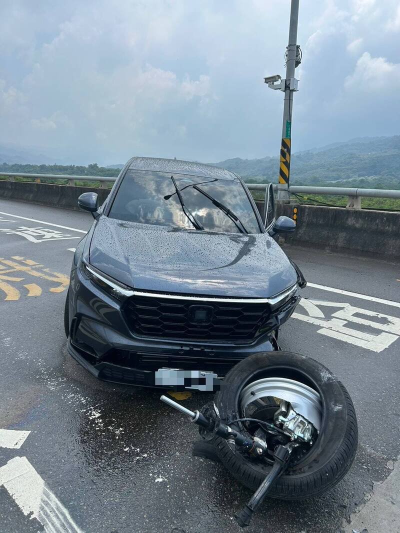 休旅车自撞分隔岛,前轮撞飞。(警方提供) 休旅车自撞分隔岛,前轮撞飞。(警方提供)