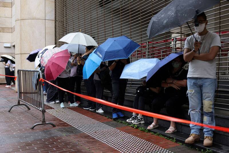 大批香港市民18日冒雨在法院外排队,希望能进入法庭旁听黎智英案的结案陈词,以示支持。(路透) 大批香港市民18日冒雨在法院外排队,希望能进入法庭旁听黎智英案的结案陈词,以示支持。(路透)