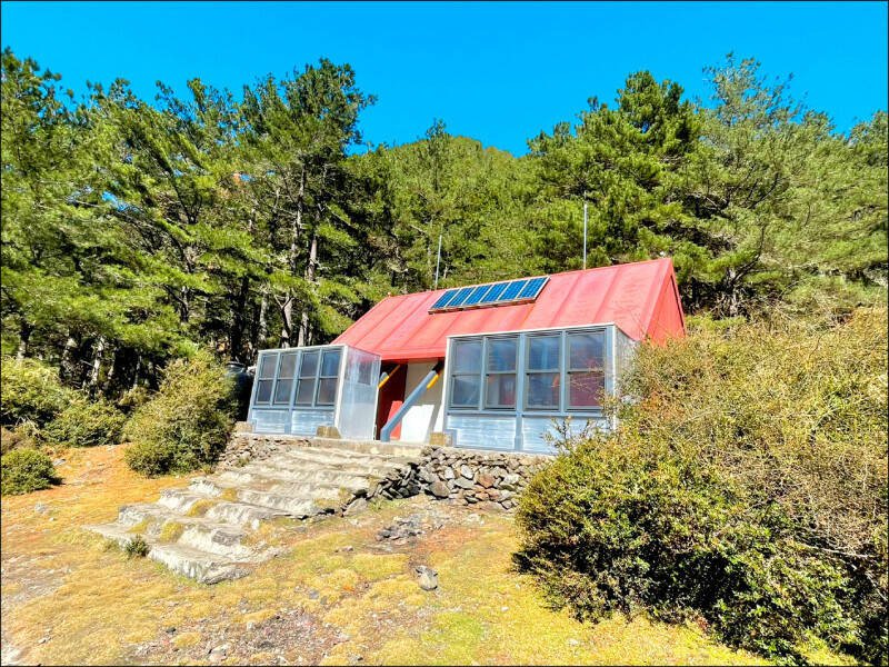中央山脉南三段16日发生2死山难,山友建议盖紧急避难山屋。此为玉山园区南二段的塔芬谷山屋。(玉管处提供) 中央山脉南三段16日发生2死山难,山友建议盖紧急避难山屋。此为玉山园区南二段的塔芬谷山屋。(玉管处提供)