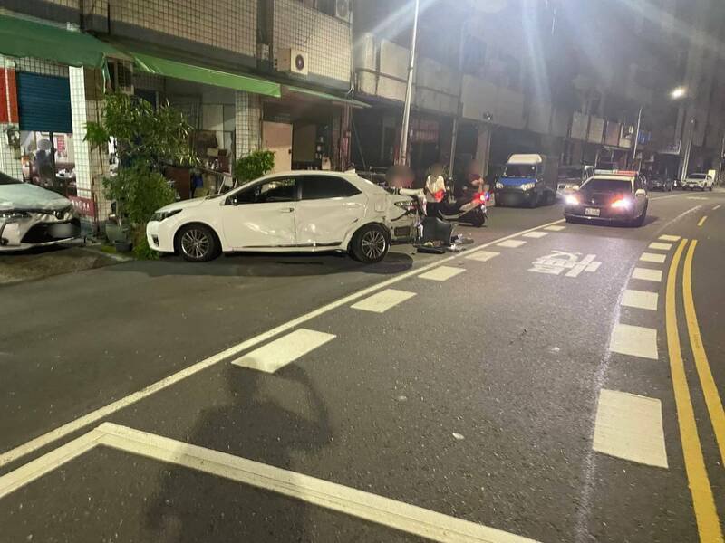 蔡男酒后开车冲撞骑楼轿车后落跑。(民众提供) 蔡男酒后开车冲撞骑楼轿车后落跑。(民众提供)