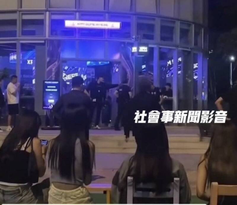 正妹排排坐观战,对使用公权力压制颜男的员警喊「超帅」。(撷自「社会事新闻影音」) 正妹排排坐观战,对使用公权力压制颜男的员警喊「超帅」。(撷自「社会事新闻影音」)